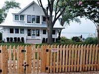 <b>Wood Picket Fence</b>